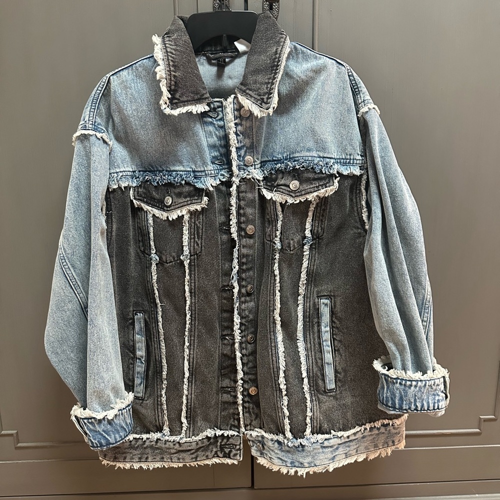 NWOT H&M black & blue colorblock boxy denim jean jacket with frayed details